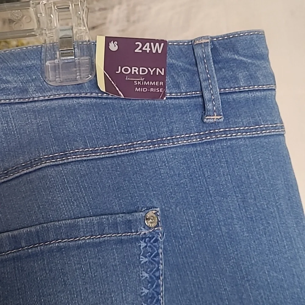 New with tags! Gloria Vanderbilt Womens 24W blue jean denim Bermuda Shorts